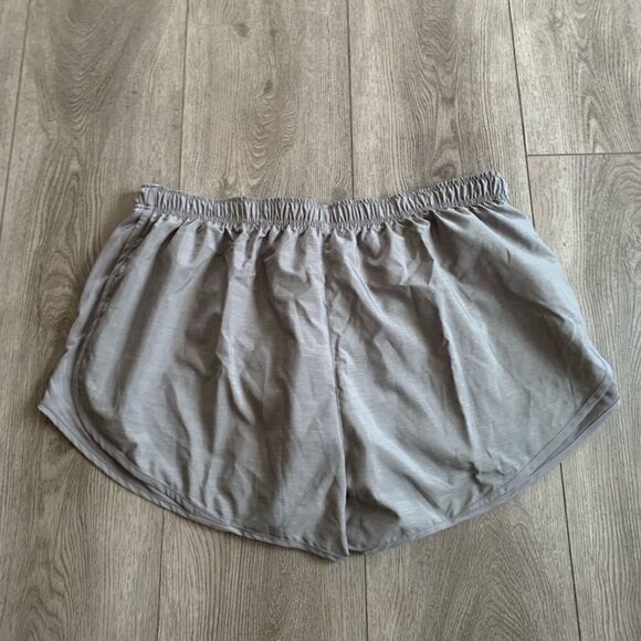 Nike woman’s running shorts with underwear lining - Picture 2 of 4